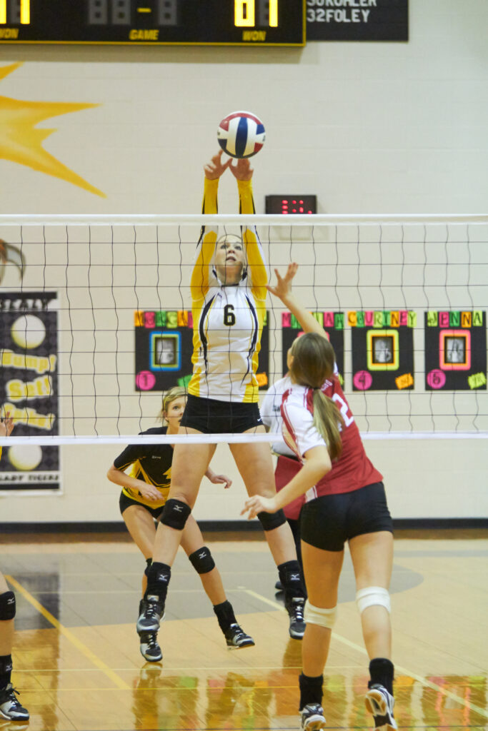 A Sealy volleyball player blocks an El Campo attack their district match. (RoninVisuals.com / Creighton Holub)